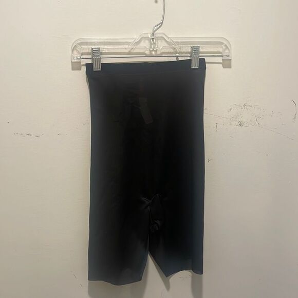 LADIES GENTLY WORN SPANX SHORTS - Picture 1 of 4